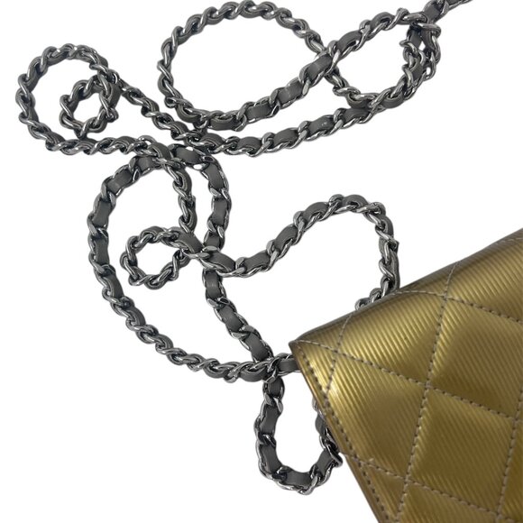 Chanel Patent Classic wallet on chain - Picture 3 of 10